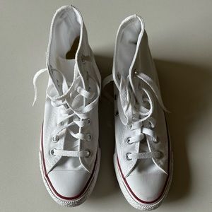 WHITE CHUCK TAYLOR CONVERSE ALL STARS!!
